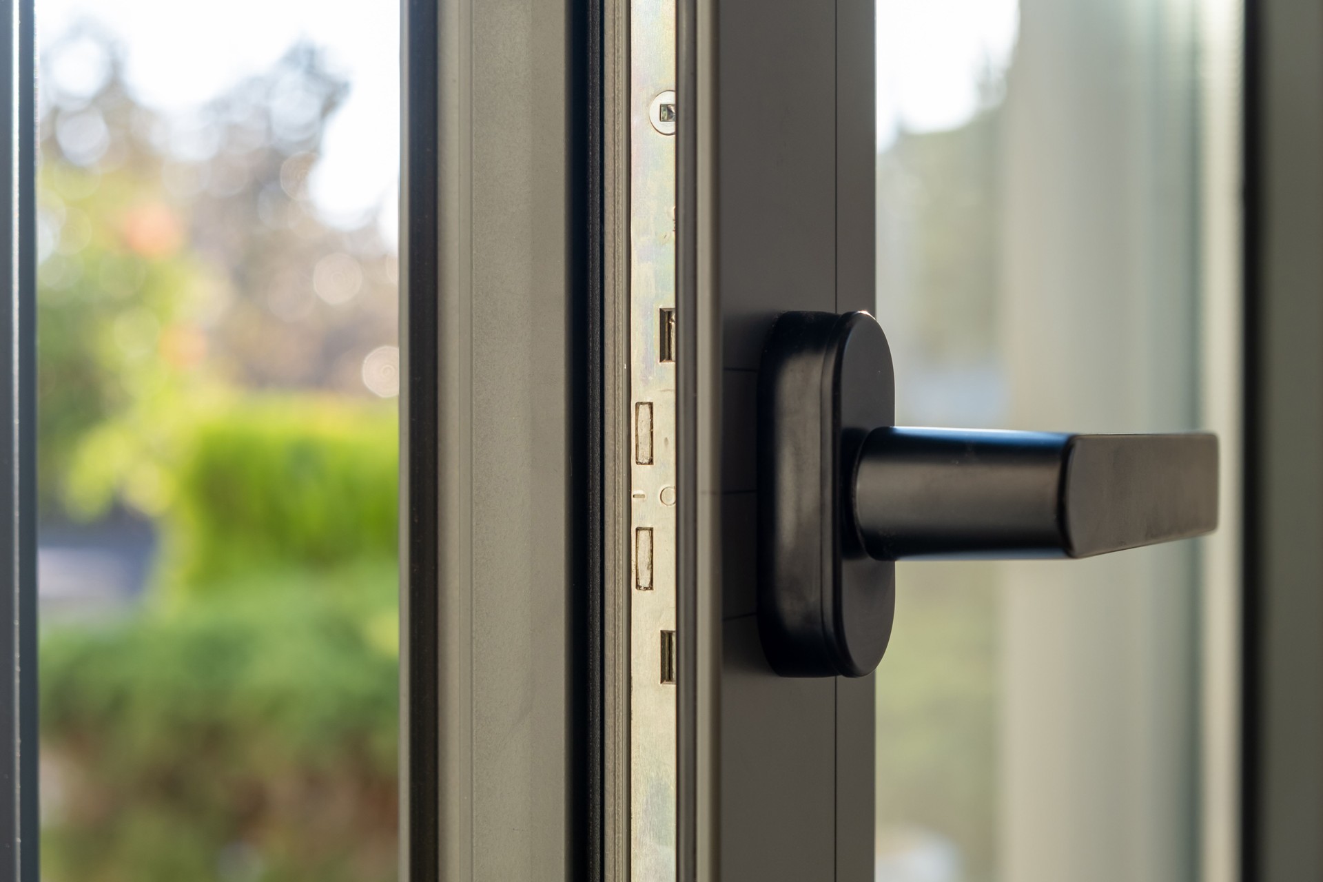 Fermez-vous vers le haut de la fenêtre de porte en aluminium, fond flou
